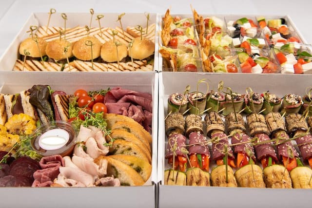 Picnic & Outdoor Boxes • Fresh & Beautiful To-Go Meals-1